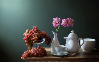 عکس چیدمان فنجان چای، کنار گلدان