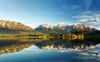 عکس زیبا و کیفیت بالا از انعکاس دریاچه و طبیعت روز آرامش بخش