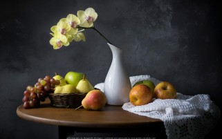 عکس زیبا از چیدمان میوه انگور گلابی سیب و گل ارکیده