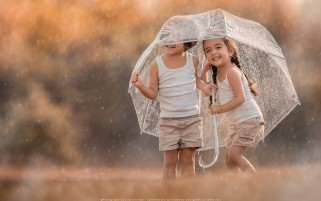 عکس زیبا کودکان زیر چتر در باران گالری عکس بچه