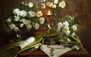 عکس زیبا از چیدمان گل و گلدان به همراه برگه های نت موسیقی