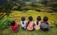 عکس زیبا از کودکان بر روی تپه