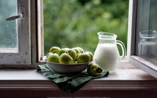 عکس سیب های سبز تازه کنار پنجره جنگلی