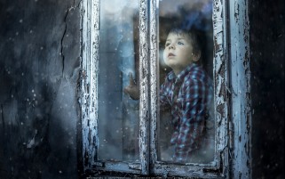 عکس کودک و پنجره