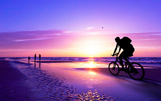 دوچرخه سواری کنار ساحل